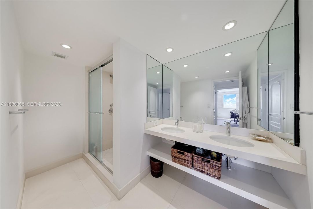 For Sale: $1,895,000 (2 beds, 2 baths, 1320 Square Feet)