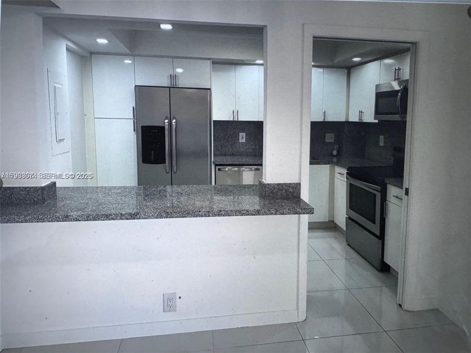 For Sale: $300,000 (2 beds, 2 baths, 1268 Square Feet)