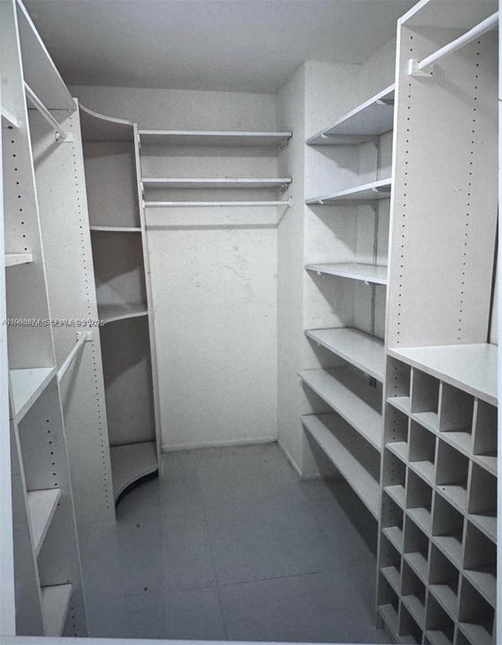 For Sale: $300,000 (2 beds, 2 baths, 1268 Square Feet)