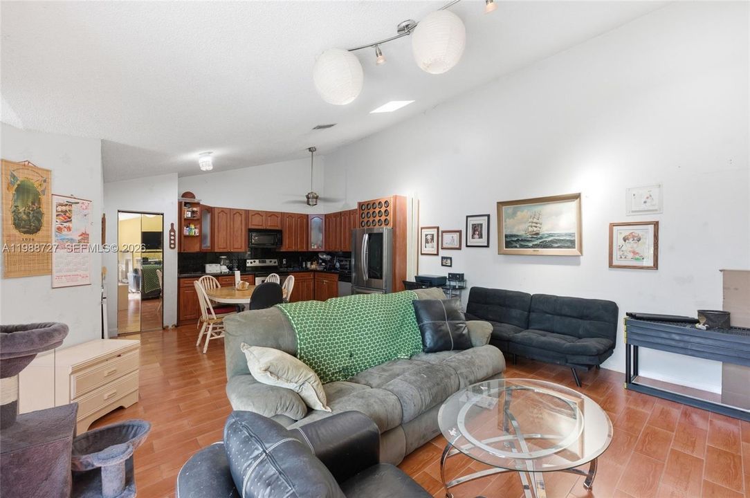 Vendido Recientemente: $354,888 (3 camas, 2 baños, 1276 Pies cuadrados)
