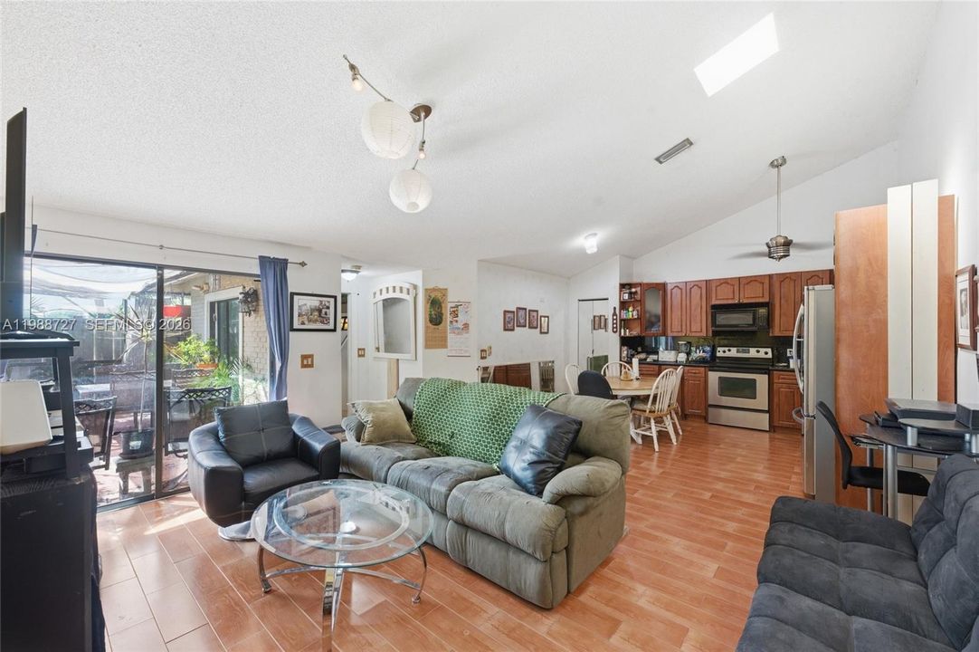 Vendido Recientemente: $354,888 (3 camas, 2 baños, 1276 Pies cuadrados)