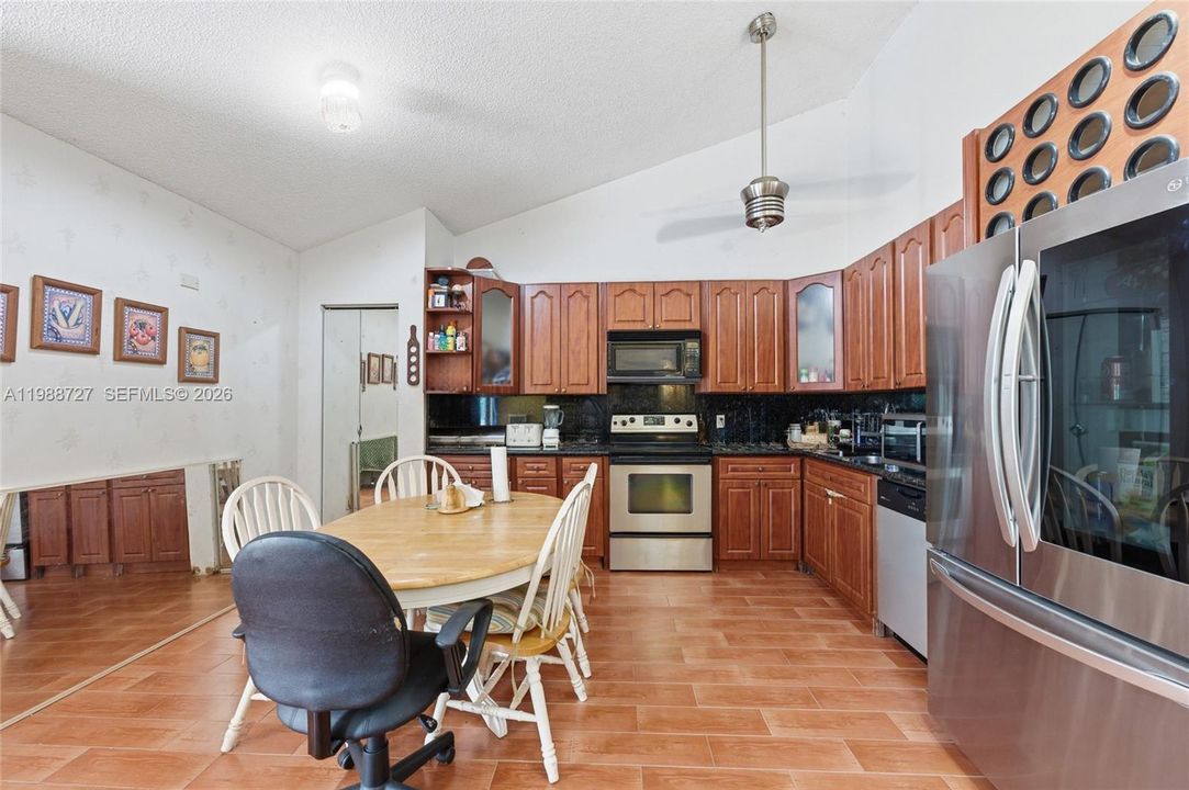 Vendido Recientemente: $354,888 (3 camas, 2 baños, 1276 Pies cuadrados)