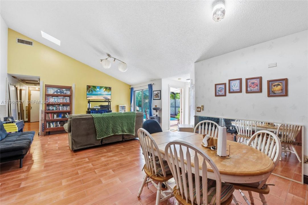 Vendido Recientemente: $354,888 (3 camas, 2 baños, 1276 Pies cuadrados)