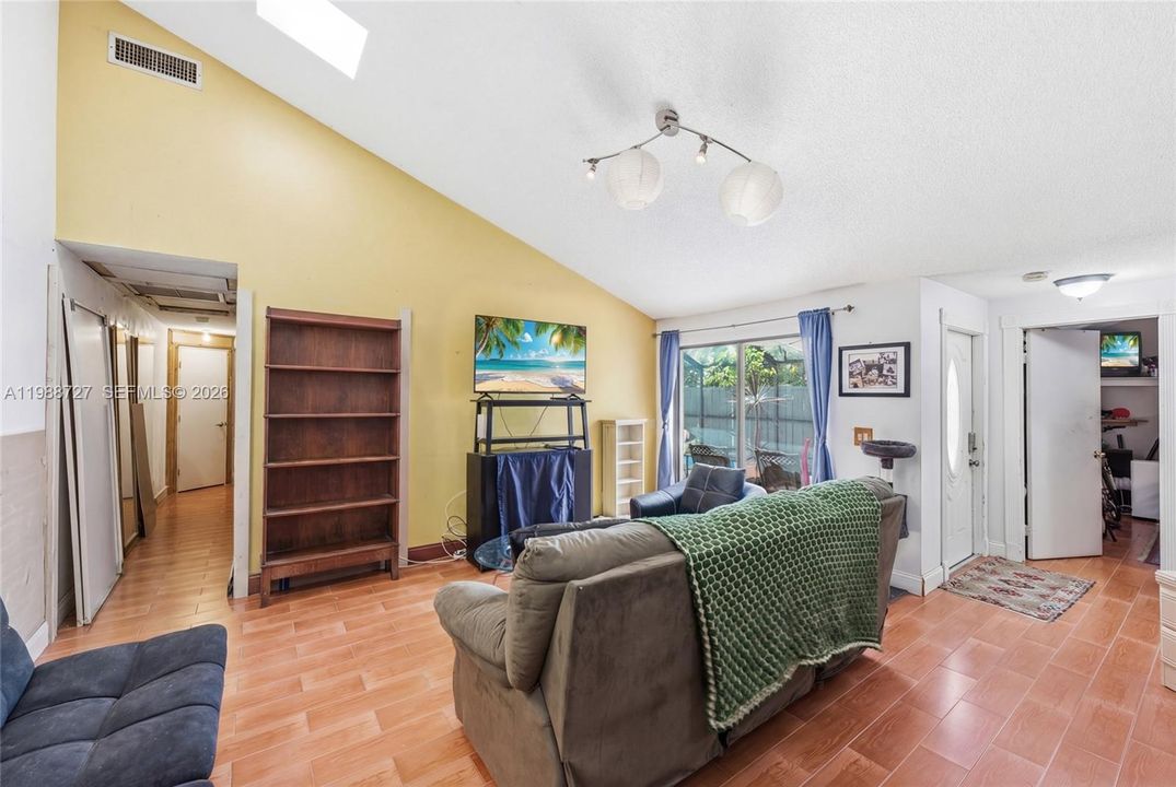 Vendido Recientemente: $354,888 (3 camas, 2 baños, 1276 Pies cuadrados)