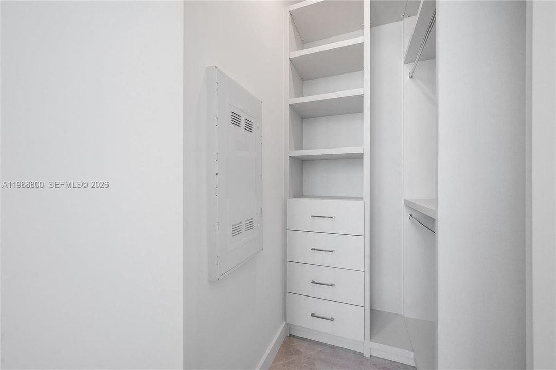 For Sale: $1,199,000 (1 beds, 1 baths, 660 Square Feet)