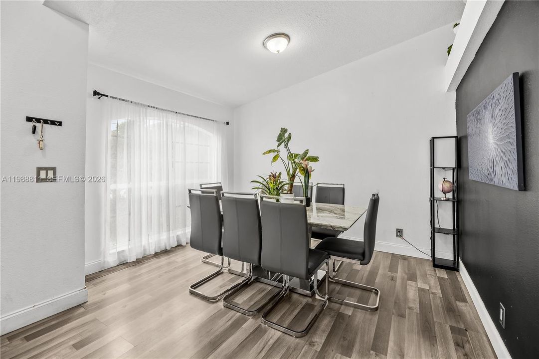 En Venta: $480,000 (4 camas, 2 baños, 2090 Pies cuadrados)