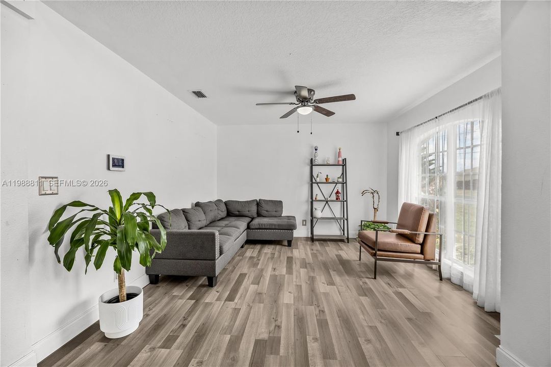 En Venta: $480,000 (4 camas, 2 baños, 2090 Pies cuadrados)
