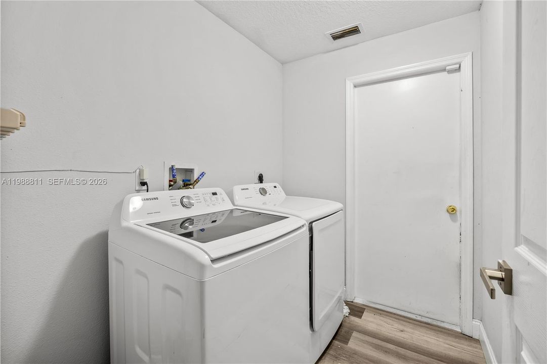 En Venta: $480,000 (4 camas, 2 baños, 2090 Pies cuadrados)