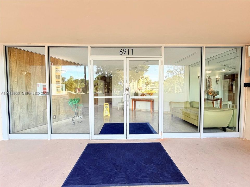 For Sale: $99,999 (1 beds, 1 baths, 735 Square Feet)