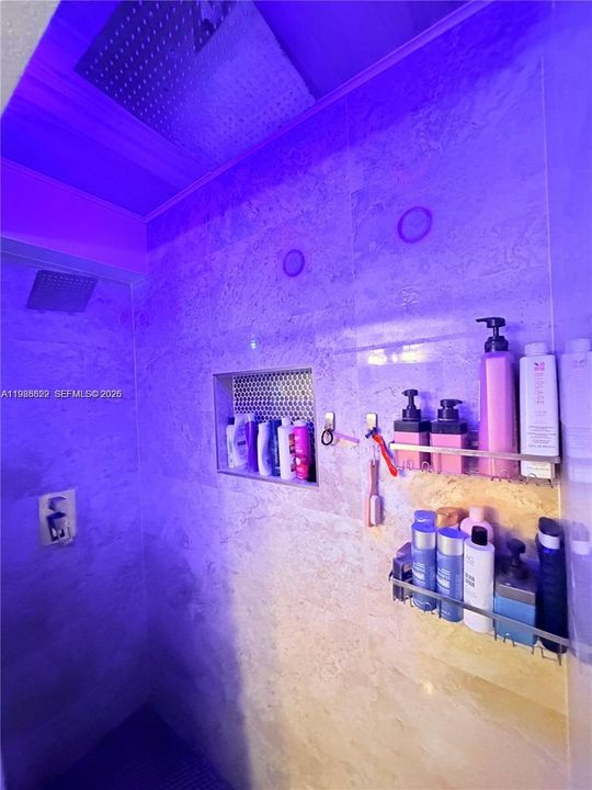 For Sale: $99,999 (1 beds, 1 baths, 735 Square Feet)