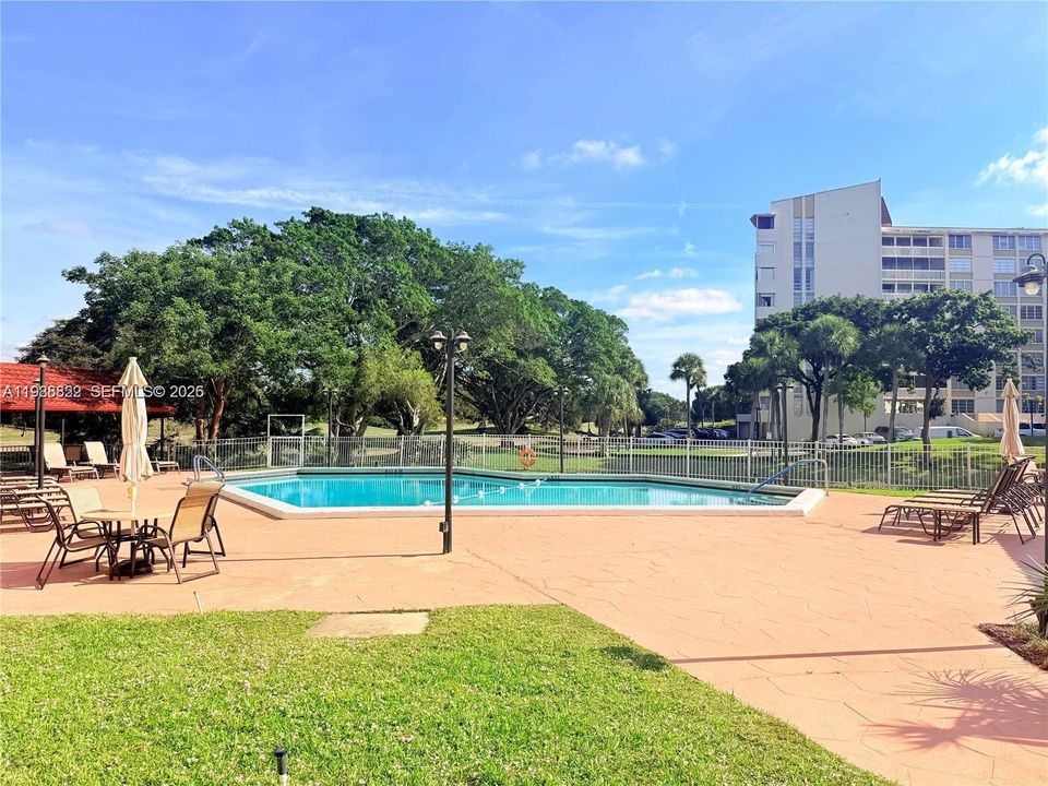 For Sale: $99,999 (1 beds, 1 baths, 735 Square Feet)