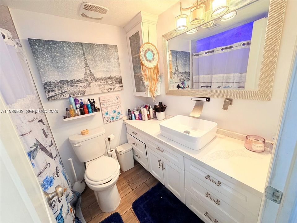 For Sale: $99,999 (1 beds, 1 baths, 735 Square Feet)