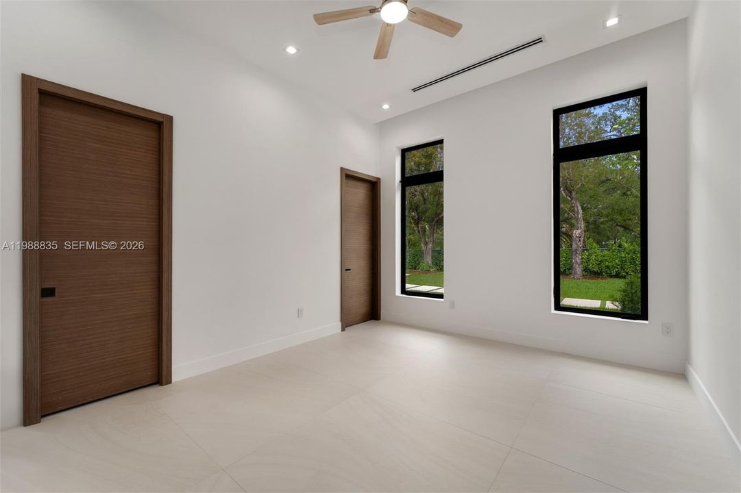 Vendido Recientemente: $6,500,000 (6 camas, 6 baños, 5481 Pies cuadrados)