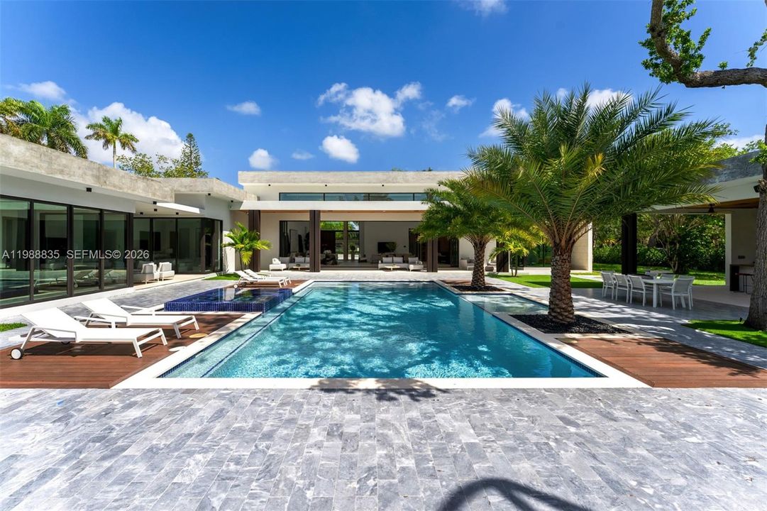 Vendido Recientemente: $6,500,000 (6 camas, 6 baños, 5481 Pies cuadrados)