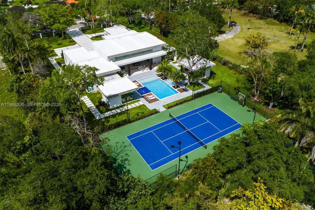 Vendido Recientemente: $6,500,000 (6 camas, 6 baños, 5481 Pies cuadrados)