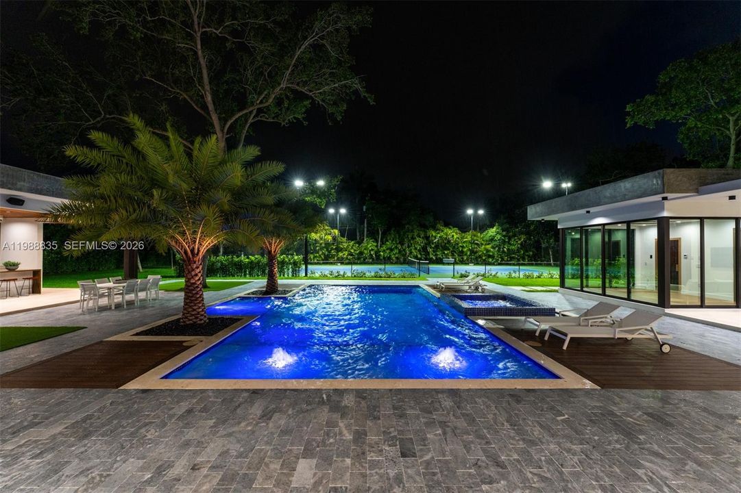 Vendido Recientemente: $6,500,000 (6 camas, 6 baños, 5481 Pies cuadrados)