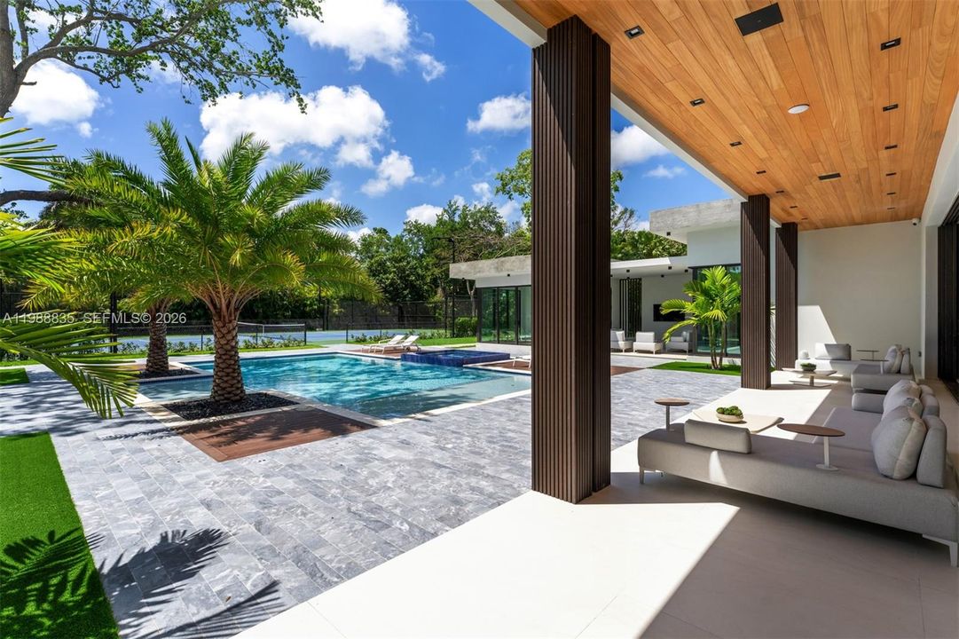 Vendido Recientemente: $6,500,000 (6 camas, 6 baños, 5481 Pies cuadrados)