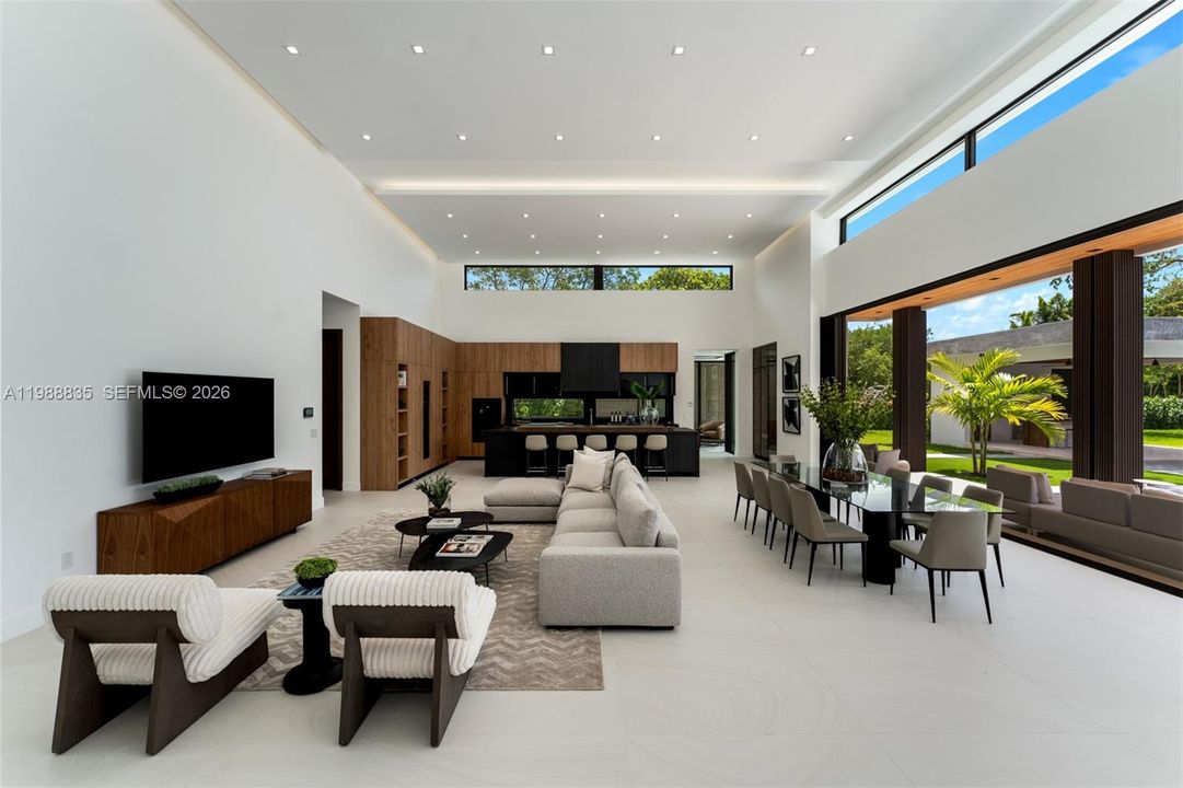 Vendido Recientemente: $6,500,000 (6 camas, 6 baños, 5481 Pies cuadrados)
