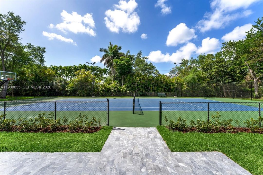 Vendido Recientemente: $6,500,000 (6 camas, 6 baños, 5481 Pies cuadrados)