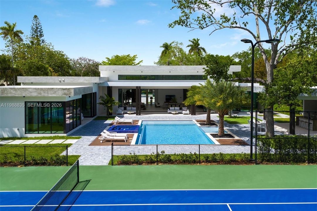 Vendido Recientemente: $6,500,000 (6 camas, 6 baños, 5481 Pies cuadrados)