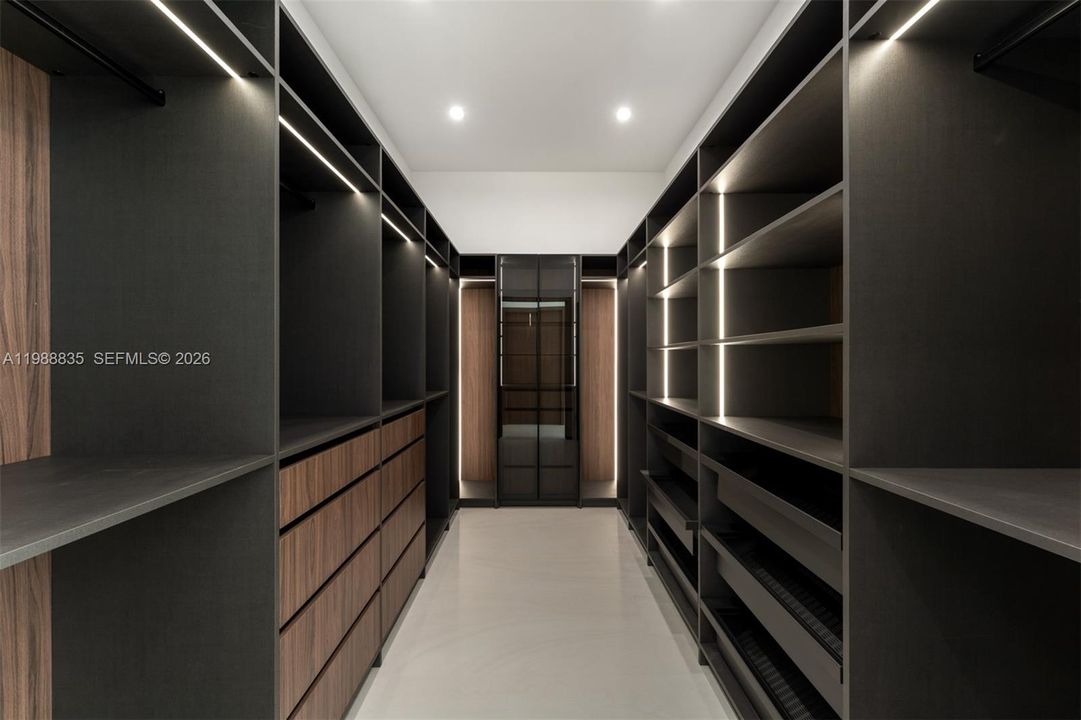 Vendido Recientemente: $6,500,000 (6 camas, 6 baños, 5481 Pies cuadrados)