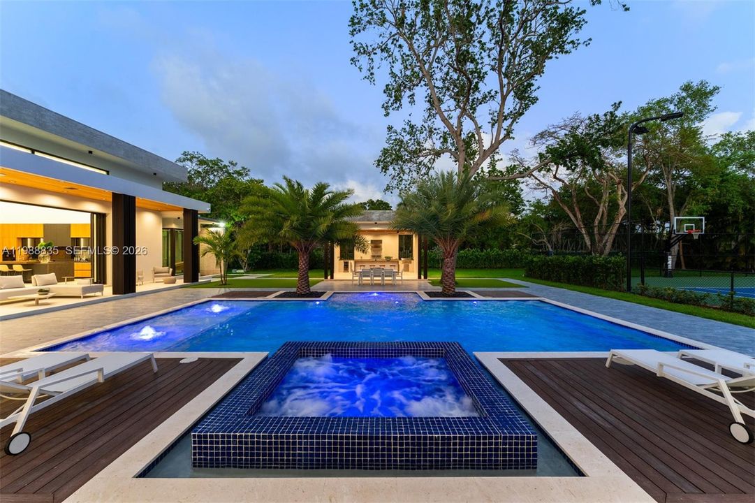Vendido Recientemente: $6,500,000 (6 camas, 6 baños, 5481 Pies cuadrados)
