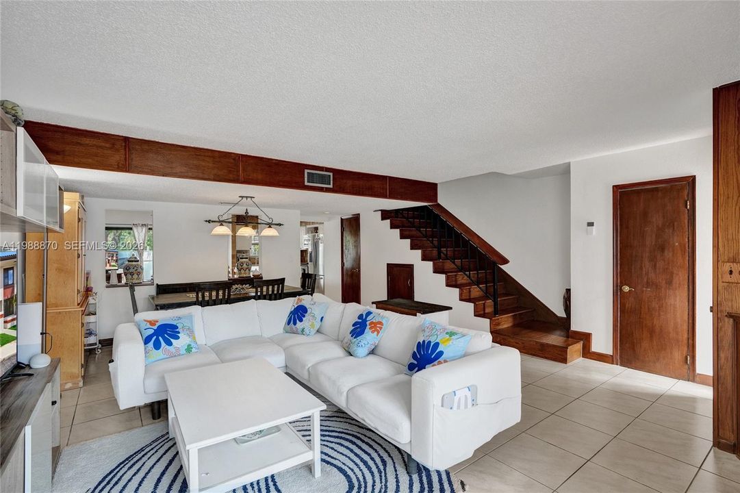 En Venta: $550,000 (3 camas, 2 baños, 1590 Pies cuadrados)