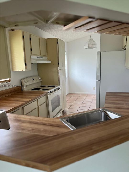 В аренду: $1,900 (2 спален, 2 ванн, 1007 Квадратных фут)