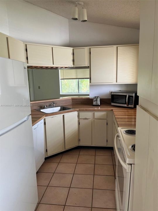 В аренду: $1,900 (2 спален, 2 ванн, 1007 Квадратных фут)