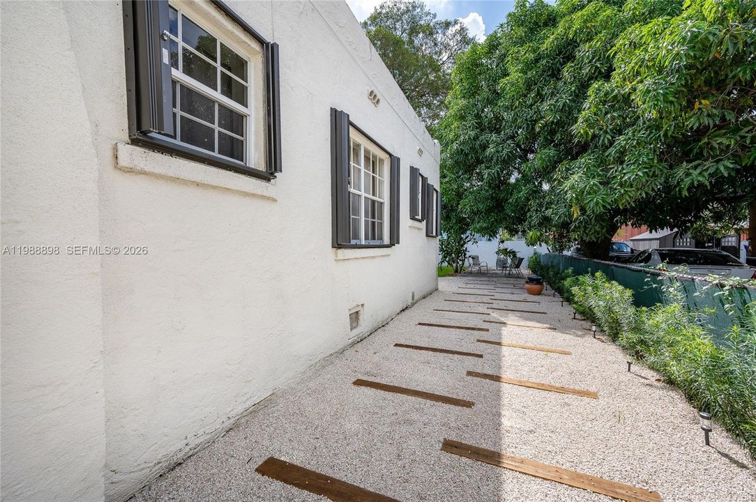 For Sale: $519,000 (2 beds, 2 baths, 1313 Square Feet)