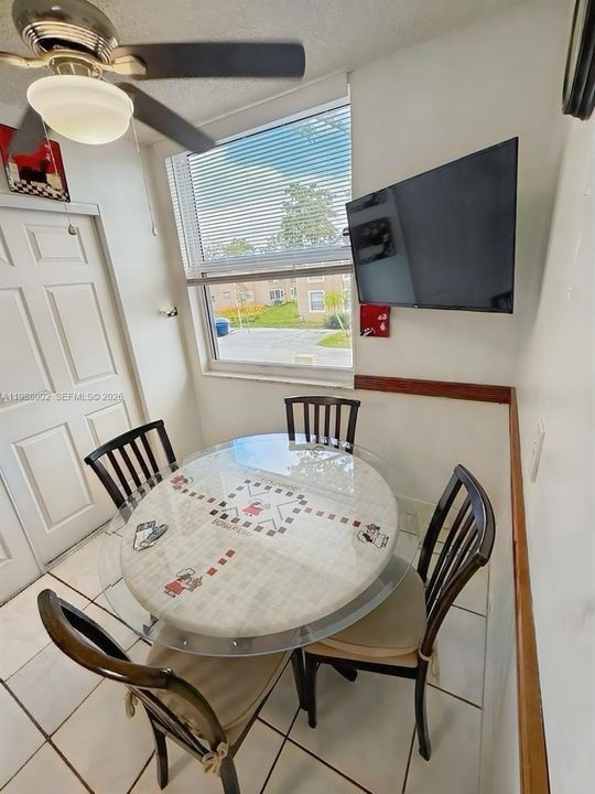 На продажу: $189,900 (2 спален, 2 ванн, 1000 Квадратных фут)