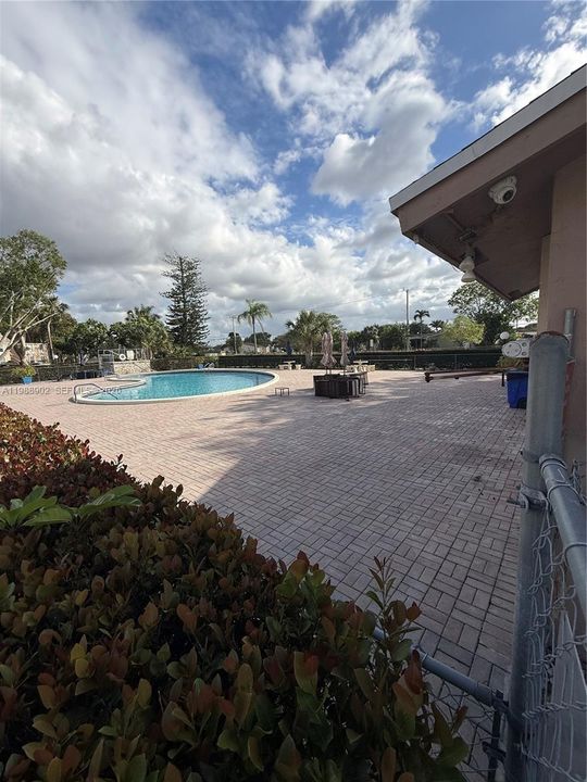 На продажу: $189,900 (2 спален, 2 ванн, 1000 Квадратных фут)