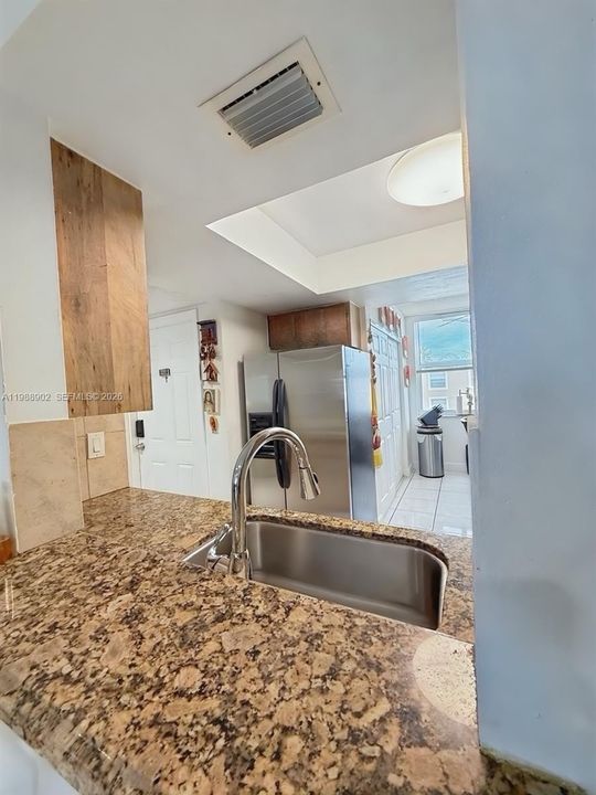 На продажу: $189,900 (2 спален, 2 ванн, 1000 Квадратных фут)