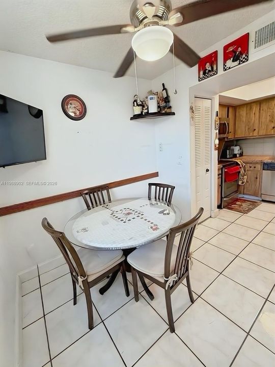 На продажу: $189,900 (2 спален, 2 ванн, 1000 Квадратных фут)