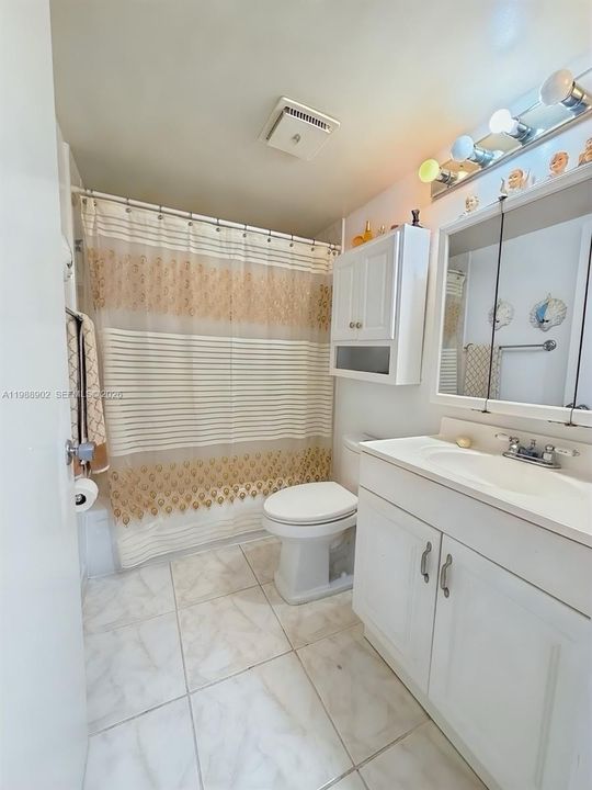 На продажу: $189,900 (2 спален, 2 ванн, 1000 Квадратных фут)