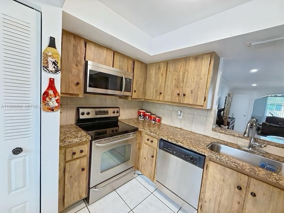 На продажу: $189,900 (2 спален, 2 ванн, 1000 Квадратных фут)