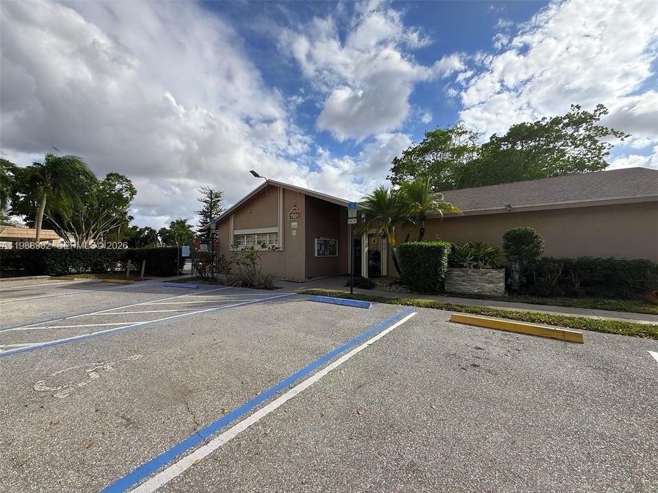 На продажу: $189,900 (2 спален, 2 ванн, 1000 Квадратных фут)