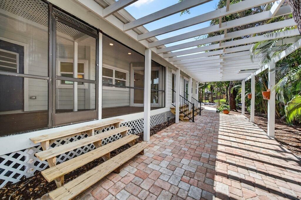 outdoorliving2.jpg-SMALL