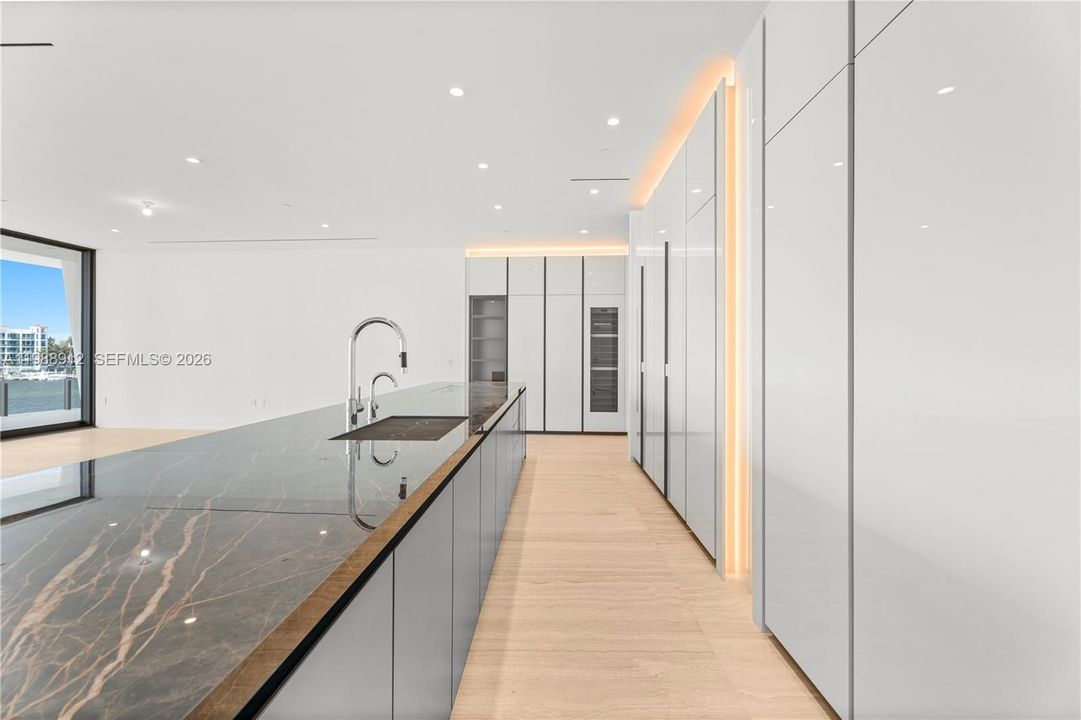 На продажу: $8,495,000 (4 спален, 4 ванн, 3834 Квадратных фут)