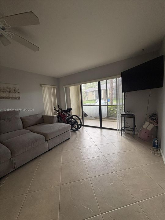 For Sale: $185,000 (1 beds, 1 baths, 683 Square Feet)