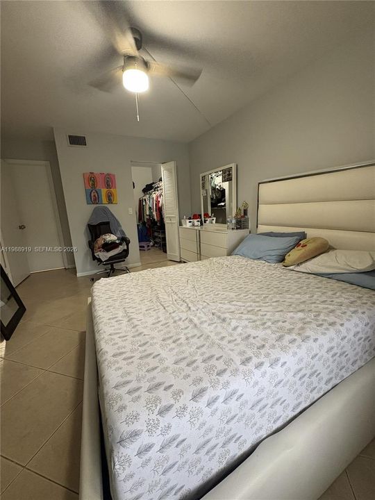 For Sale: $185,000 (1 beds, 1 baths, 683 Square Feet)