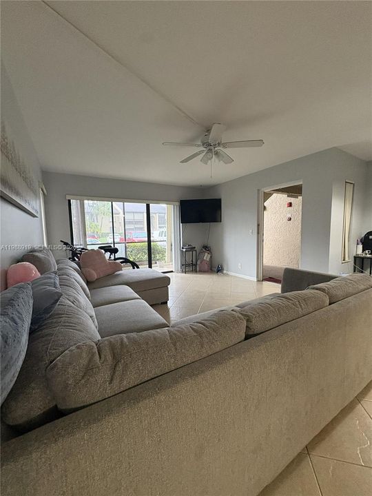For Sale: $185,000 (1 beds, 1 baths, 683 Square Feet)