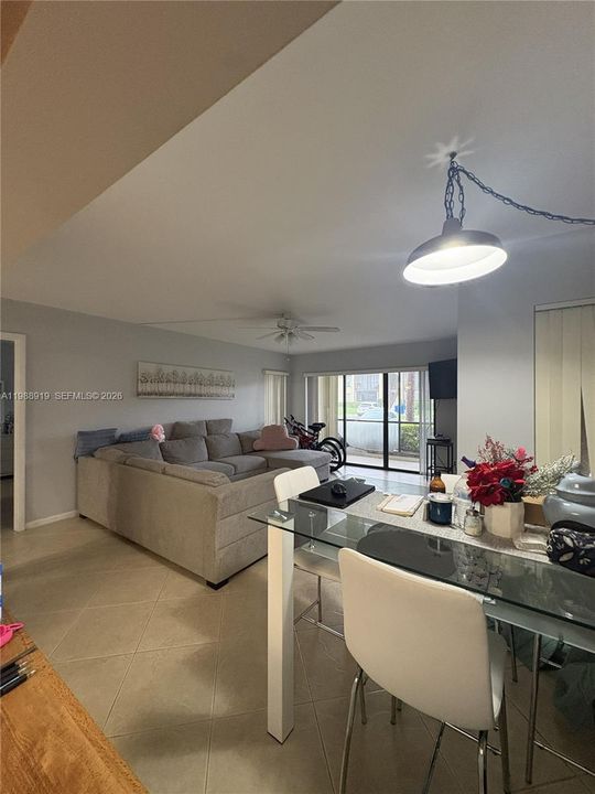 For Sale: $185,000 (1 beds, 1 baths, 683 Square Feet)