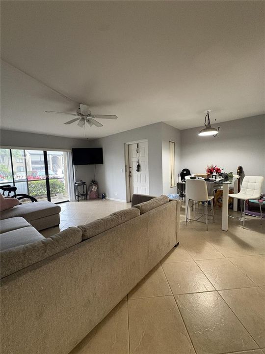 For Sale: $185,000 (1 beds, 1 baths, 683 Square Feet)