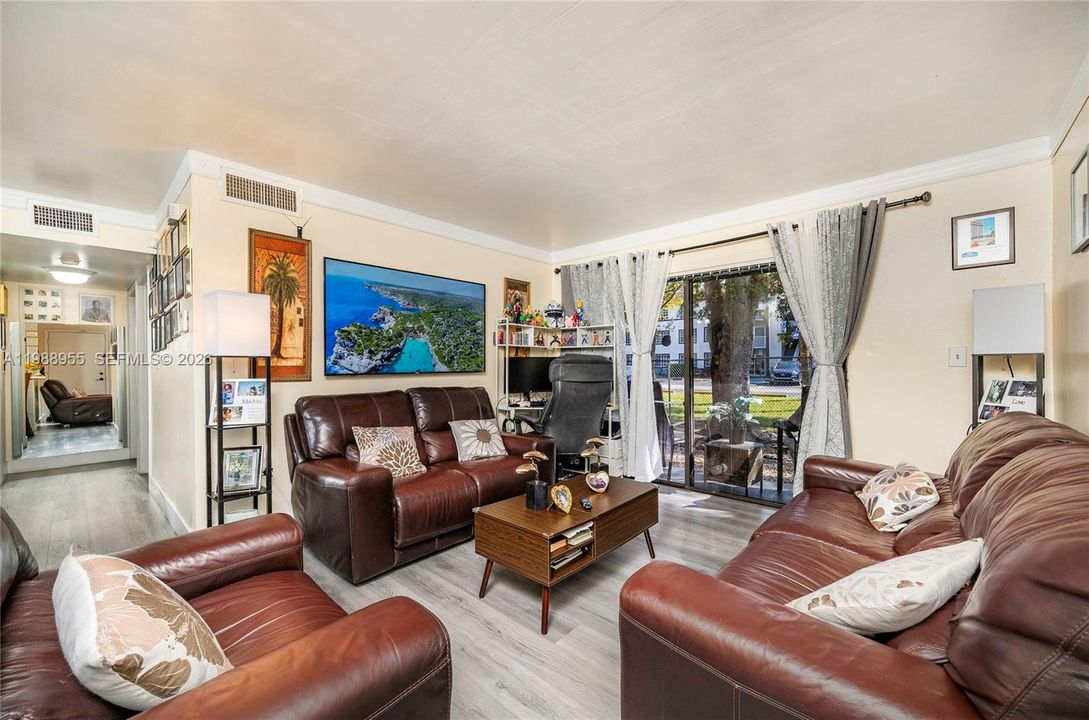 For Sale: $250,000 (2 beds, 2 baths, 870 Square Feet)