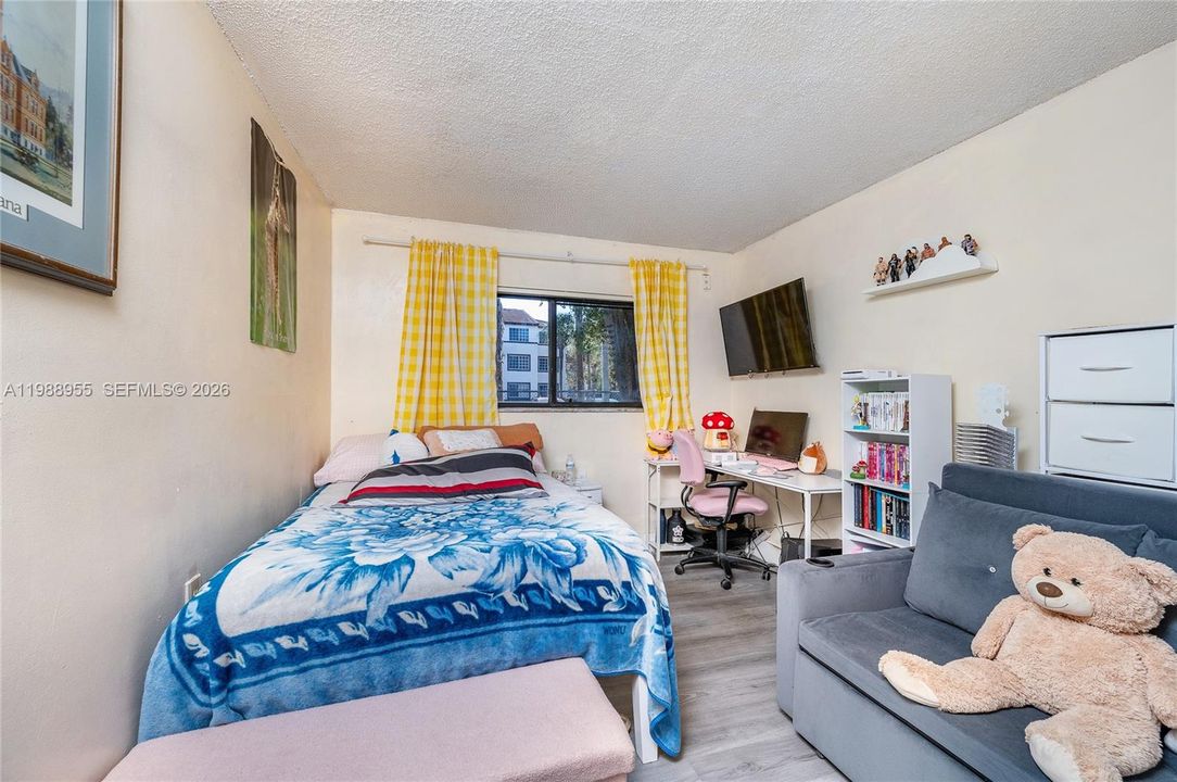 For Sale: $250,000 (2 beds, 2 baths, 870 Square Feet)