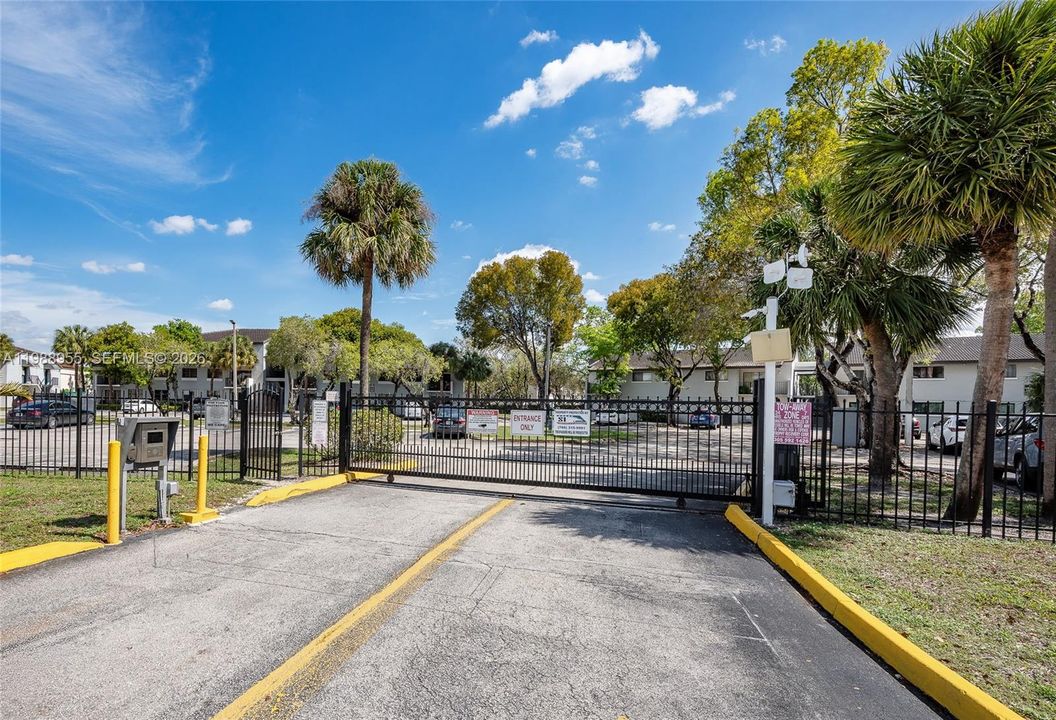 For Sale: $250,000 (2 beds, 2 baths, 870 Square Feet)