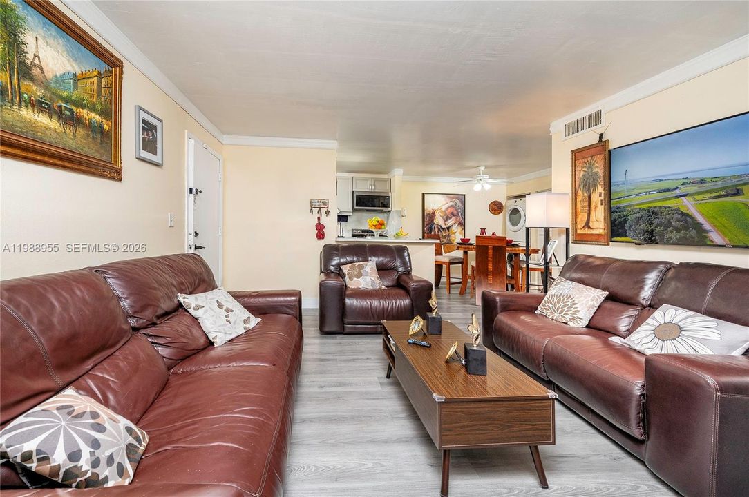 For Sale: $250,000 (2 beds, 2 baths, 870 Square Feet)