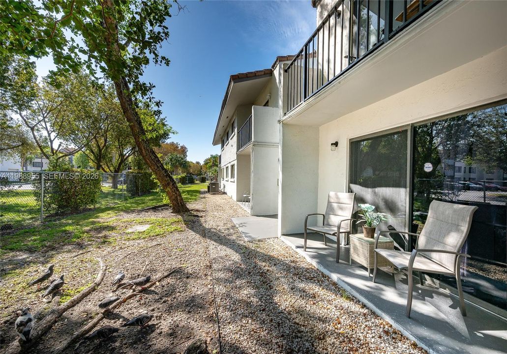 For Sale: $250,000 (2 beds, 2 baths, 870 Square Feet)