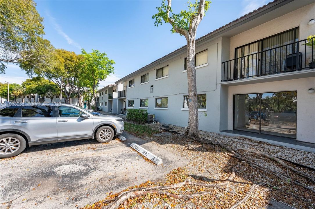 For Sale: $250,000 (2 beds, 2 baths, 870 Square Feet)